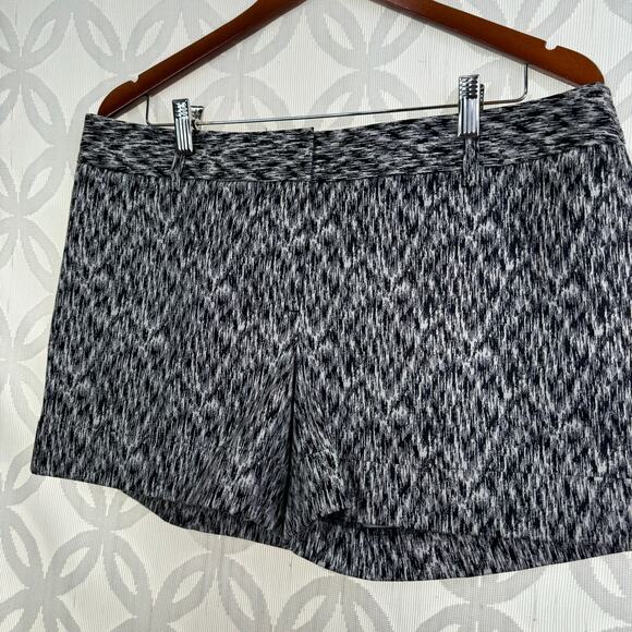 Express Stretch Printed Black and White Chino Shorts Size 12 NWT - Picture 3 of 8